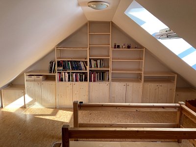 Knihovna masiv VANDA se zády 5 polic 450 x 300 x 1840 mm (š x hl x v)